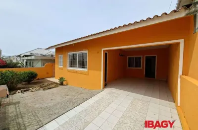 Casa com 3 quartos para alugar na José Maykot, 201, Canto, Florianópolis