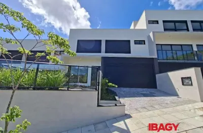 Excelente casa 3 dormitório(s) em joão paulo - florianópolis