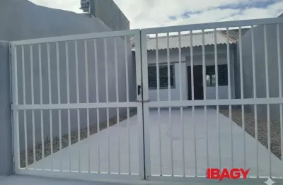 Casa com 2 quartos para alugar na Rua Luiz Gasparetto, 283, Bela Vista, Palhoça