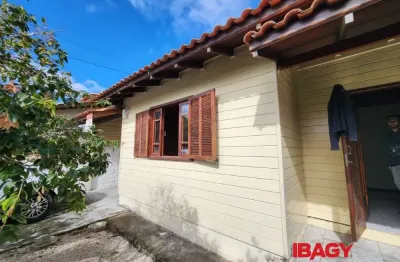 Casa com 3 quartos para alugar na Rua Bosque das Aroeiras, 145, Campeche, Florianópolis
