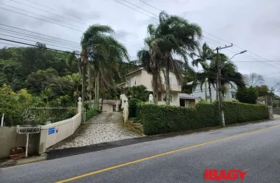 Casa com 4 quartos para alugar na Rua Assis Brasil, 5380, Ponta de Baixo, São José