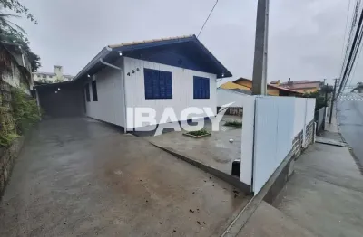 Casa com 3 quartos para alugar na Rua Professora Rosinha Campos, 496, Abraão, Florianópolis