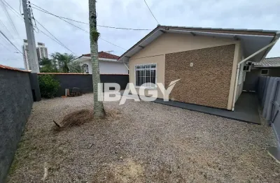 Casa com 2 quartos para alugar na Rua Ervino Scheidt, 285, Centro, Palhoça