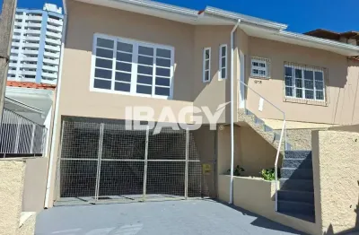 Casa com 3 quartos para alugar na Rua Moura, 1078, Barreiros, São José