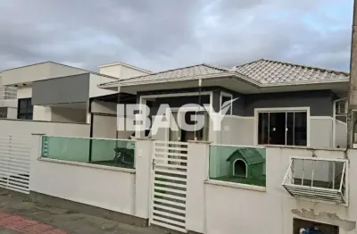 Casa com 2 quartos para alugar na Rua Tomáz Domingos da Silveira, 85, Bela Vista, Palhoça