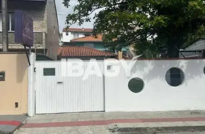 Casa com 3 quartos para alugar na Rua Eugênio Portela, 983, Barreiros, São José