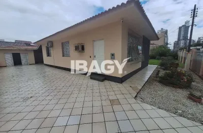 Casa comercial para alugar na Rua Antônio Scherer, 341, Kobrasol, São José