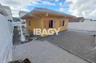 Casa com 4 quartos para alugar na Rua Bertoldo Kuhl Helbe, 296, Bom Viver, Biguaçu