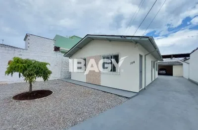 Casa com 3 quartos para alugar na Rua Laudelino Carvalho, 106, Forquilhinhas, São José