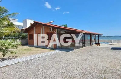 Excelente Casa 3 dormitório(s) em Ribeirão da Ilha - FLORIANÓPOLIS