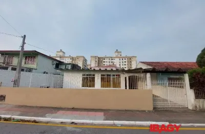Excelente casa 3 dormitório(s) em fazenda santo antônio - são josé