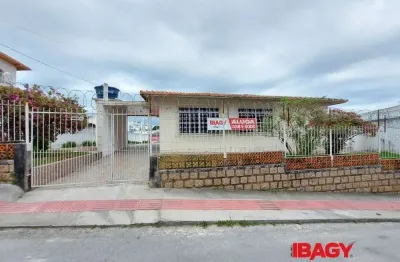 Excelente casa 3 dormitório(s) em estreito - florianópolis
