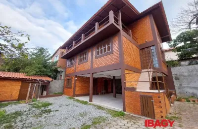 Excelente casa 3 dormitório(s) em agronômica - florianópolis
