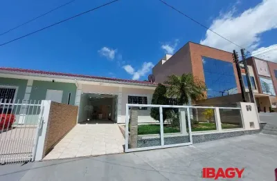 Casa com 2 quartos para alugar na Rua Capri, 37, Pagani, Palhoça