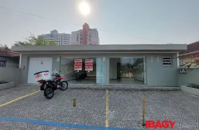 Ponto comercial para alugar na Rua João Grumiche, 18, Kobrasol, São José
