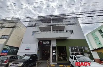 Ponto comercial para alugar na Avenida Leoberto Leal, 640, Barreiros, São José