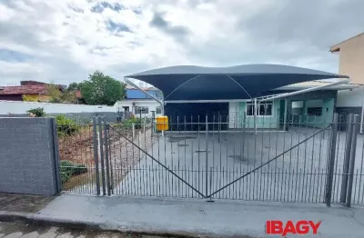 Casa com 1 quarto para alugar na Rua José Israel dos Santos, 186, Centro, Palhoça