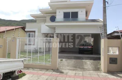 Excelente casa de dois pavimentos para locação no bairro itacorubi!