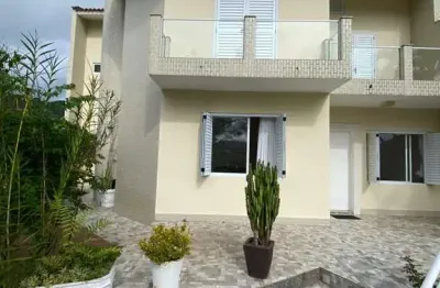 Excelente casa mobiliada de 5 dormitórios no bairro itacorubi!