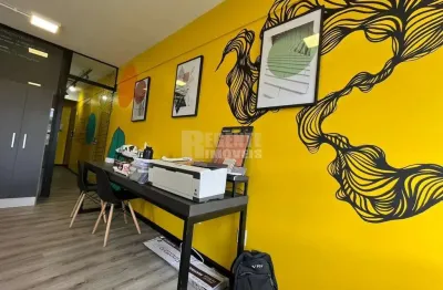 Excelente sala comercial à venda no bairro trindade em florianópolis.