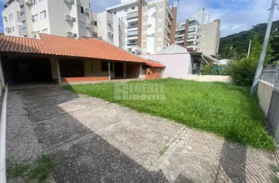 Excelente casa de 4 dormitórios para locação no bairro Córrego Grande!