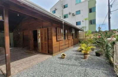 Casa mobiliada com 2 quartos e 2 vagas na meia praia