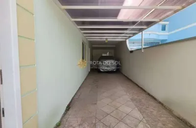 Casa mobiliada com 3 quartos e 3 vagas na meia praia itapema