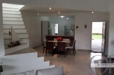 Sobrado dentro de condominio fechado com 3 dormitórios.