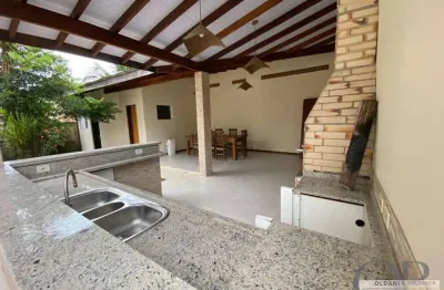 Sobrado dentro de condominio com 3 dormitórios mais edícula.