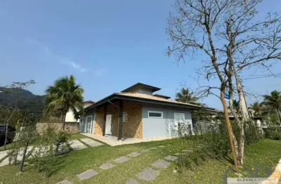 Excelente casa com 5 dormitórios dentro de condominio fechado.