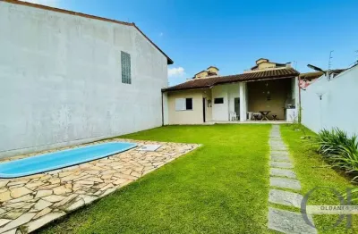 Excelente casa térrea com 3 dormitórios apenas 250 metros da praia das toninhas.