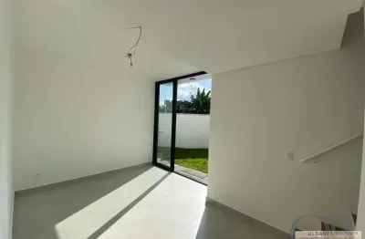 Casa dentro de condominio com 2 dormitórios no itaguá.