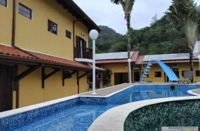 Excelente sobrado com 9 dormitórios sendo 7 suítes na enseada.