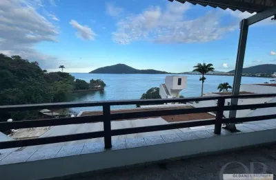 Apartamento mobiliado com 2 dormitórios vista mar no centro.
