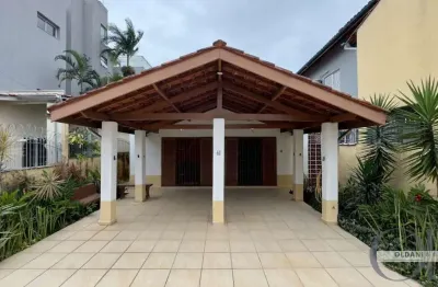Casa térrea com 3 dormitórios apenas 50 metros da orla do itaguá