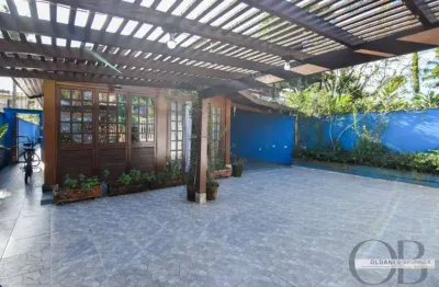 Casa térrea com 3 dormitórios mais edícula apenas 200 metros da orla do itaguá.