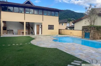 Casa térrea com 3 dormitórios dentro de condominio.
