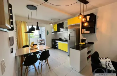 Apartamento mobiliado com 2 dormitórios apenas 350 metros do mar.