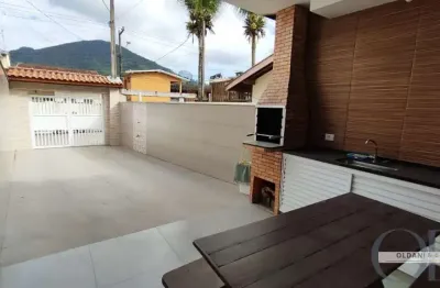 Sobrado com 4 dormitórios mobiliado apenas 100 metros da praia na enseada.