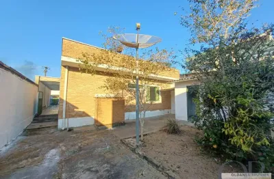 Casa térrea com 3 dormitórios mais edícula no centro.