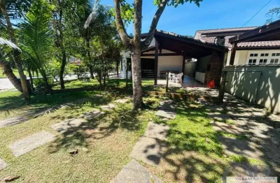 Casa térrea com 3 dormitórios dentro de condominio.