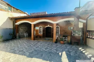 Casa térrea com 3 dormitórios mais jacuzzi no bairro itaguá.