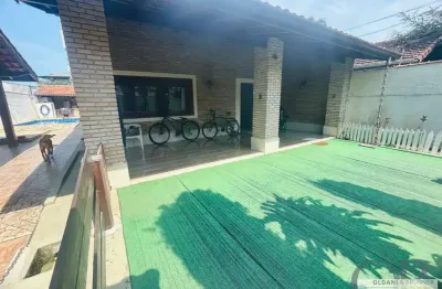 Casa no itaguá com 4 dormitórios mais edicula e piscina apenas 30 metros do mar.
