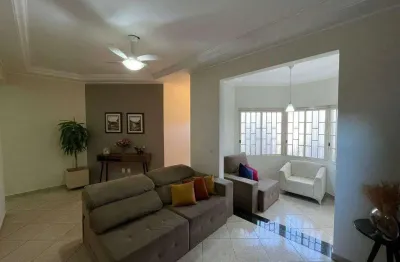 Encantadora residencia de 330 metros quadrados, situada em um bairro exclusivo e cobicado