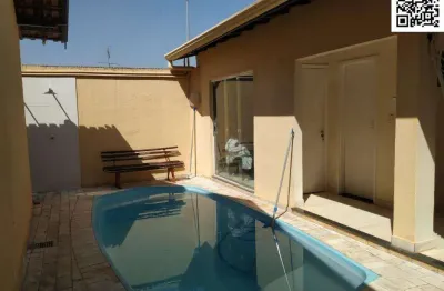 Casa em otima localizacao, completa em armarios e com uma area de lazer com churrasqueira, piscina e ofuro!