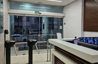 Vendo sala comercial no centro de curitiba andar alto reformada