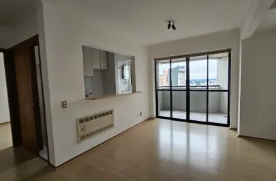 Alugo apartamento de 01 quarto no centro de curitiba/pr  andar alto