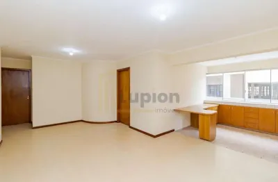 Imóvel com 3 quartos, suíte, sala e varanda integradas, cozinha com lavanderia e depósito.