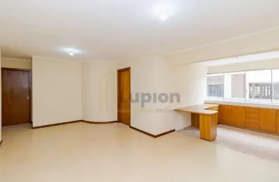 Imóvel com 3 quartos, suíte, sala e varanda integradas, cozinha com lavanderia e depósito.