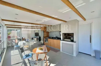 Cobertura no guarujá, enseada, duplex, 2 quartos, sendo 1 suíte, sacada e área gourmet com churrasqueira - mercuri imóveis - imobiliária no guarujá